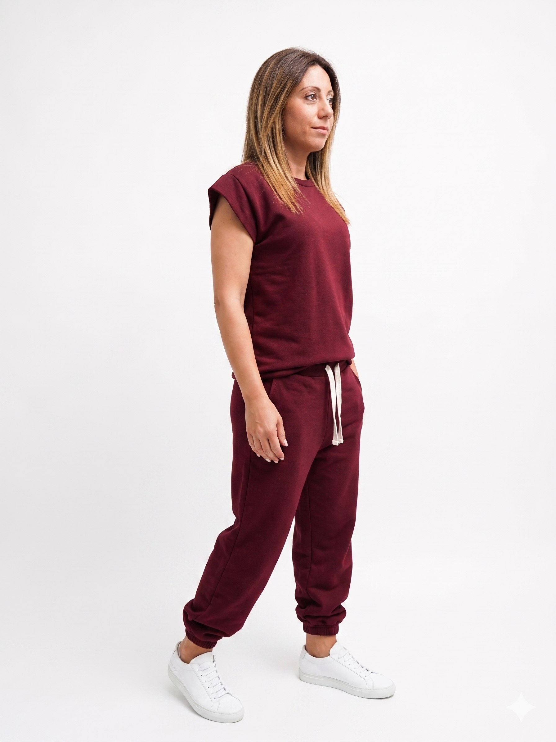 Set Coordinato Minimalista Bordeaux: Top Squadrato e Pantaloni a Ballon