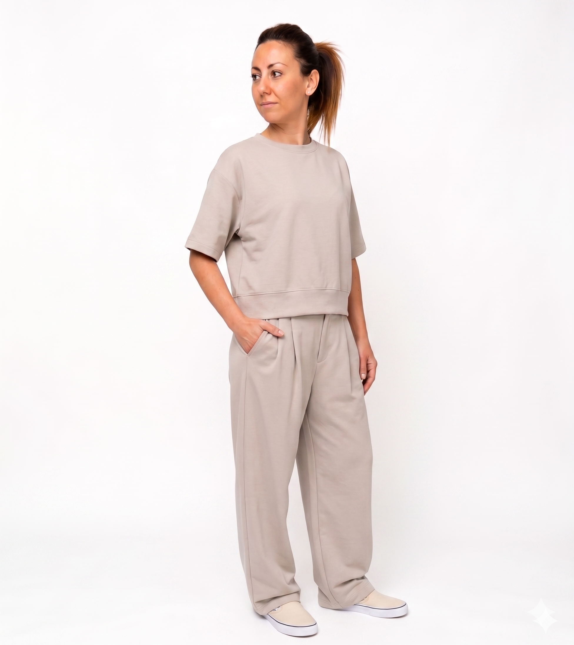 Set Coordinato Minimal Chic: Maglia Boxy e Pantalone Sartoriale Wide-Leg