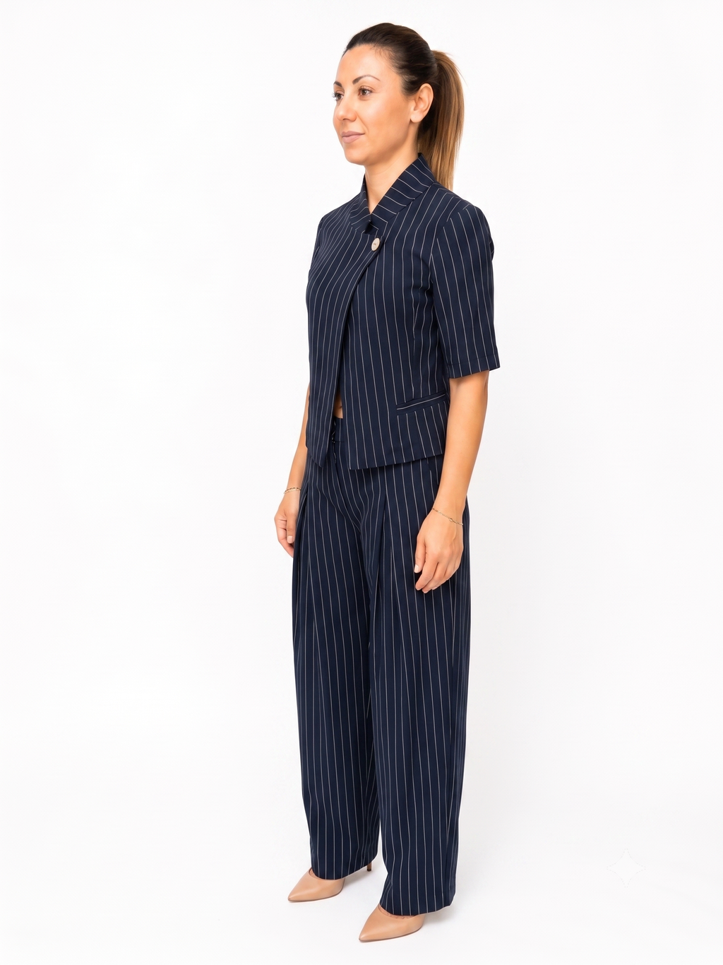 Tailleur Gessato Blu Navy con Giacca Asimmetrica e Pantaloni a Palazzo