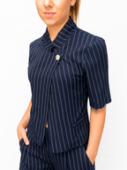 Tailleur Gessato Blu Navy con Giacca Asimmetrica e Pantaloni a Palazzo