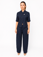 Tailleur Gessato Blu Navy con Giacca Asimmetrica e Pantaloni a Palazzo