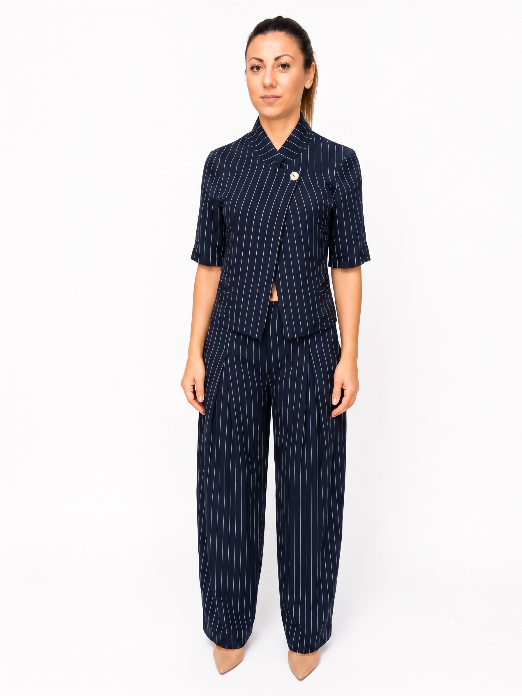 Tailleur Gessato Blu Navy con Giacca Asimmetrica e Pantaloni a Palazzo