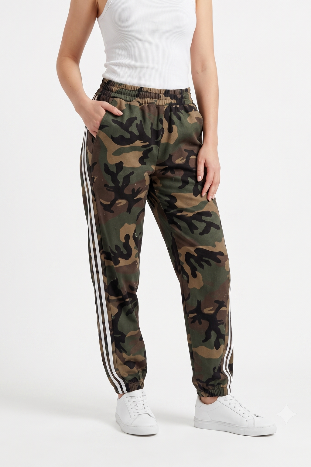 Pantaloni Jogger Camouflage con Bande Laterali Bianche – Urban Style