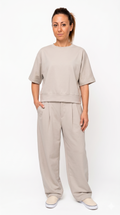Set Coordinato Minimal Chic: Maglia Boxy e Pantalone Sartoriale Wide-Leg